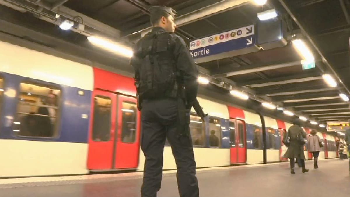 Apr S Les Attentats De Paris M Tro Et Rer Sous Haute Surveillance