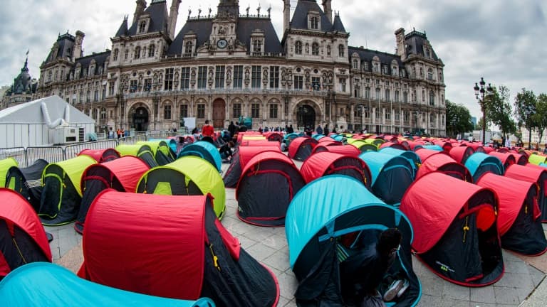 Paris le campement de migrants installé devant l Hôtel de ville a été