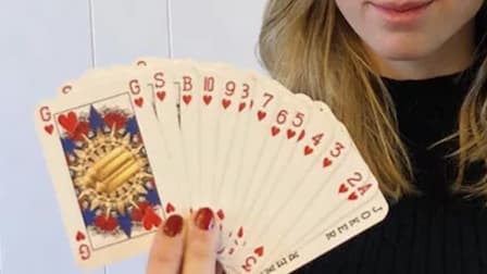 Elle Supprime Le Roi La Dame Et Le Valet Pour Un Jeu De Cartes