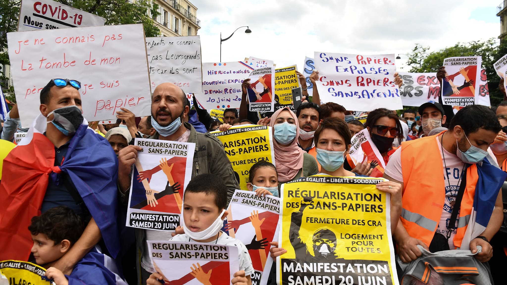 Quelques Milliers De Manifestants Paris Pour La R Gularisation Des