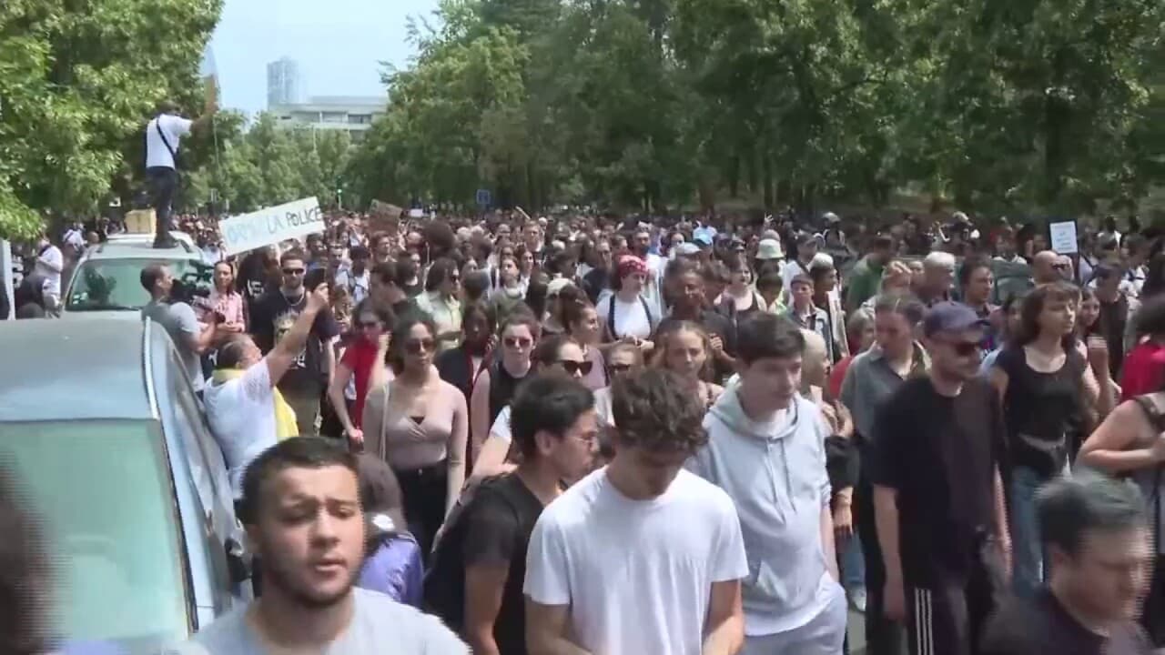 La foule scande Justice pour Nahel lors de la marche blanche à Nanterre