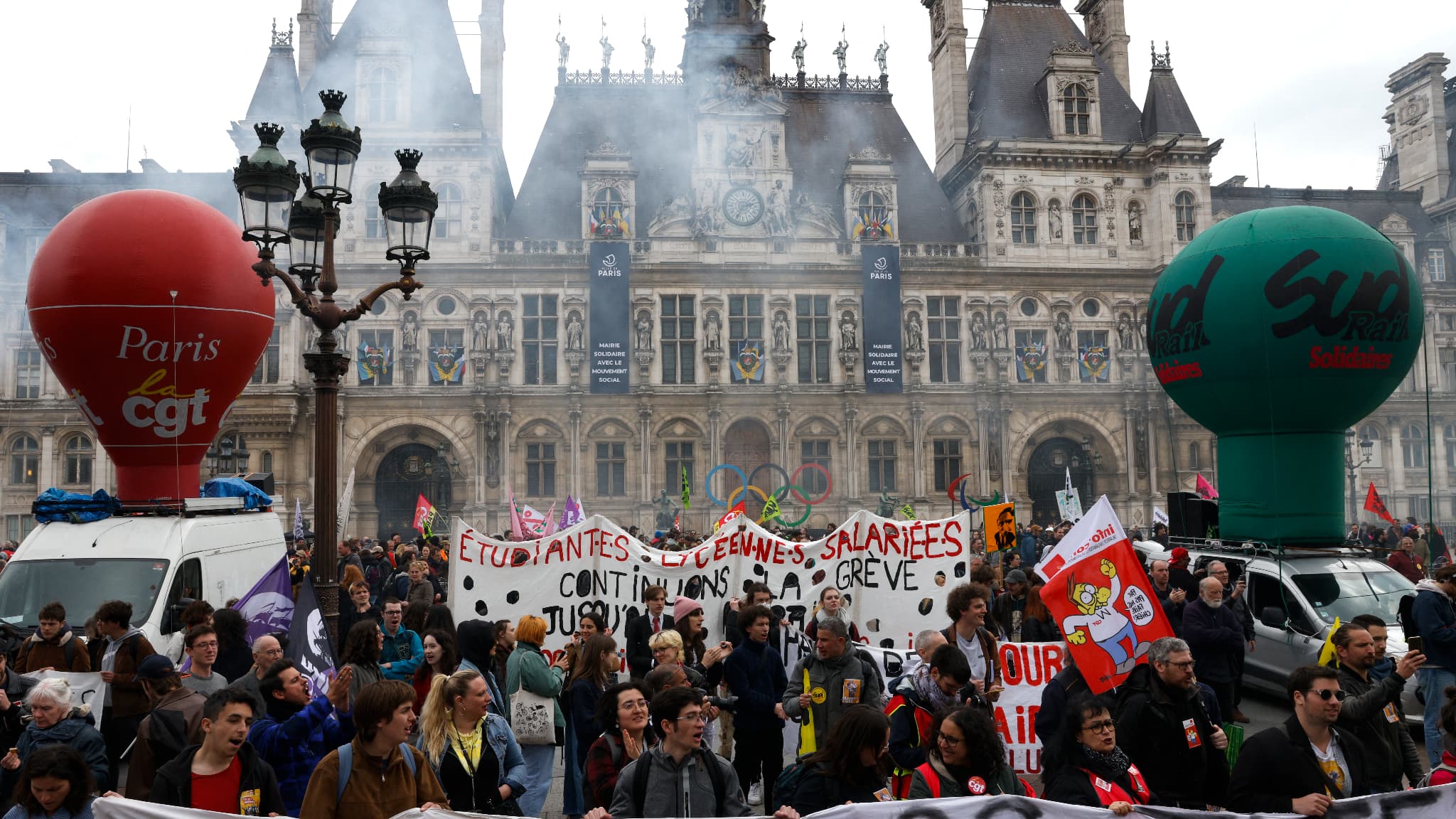 Retraites la mairie de Paris sommée de retirer deux banderoles en