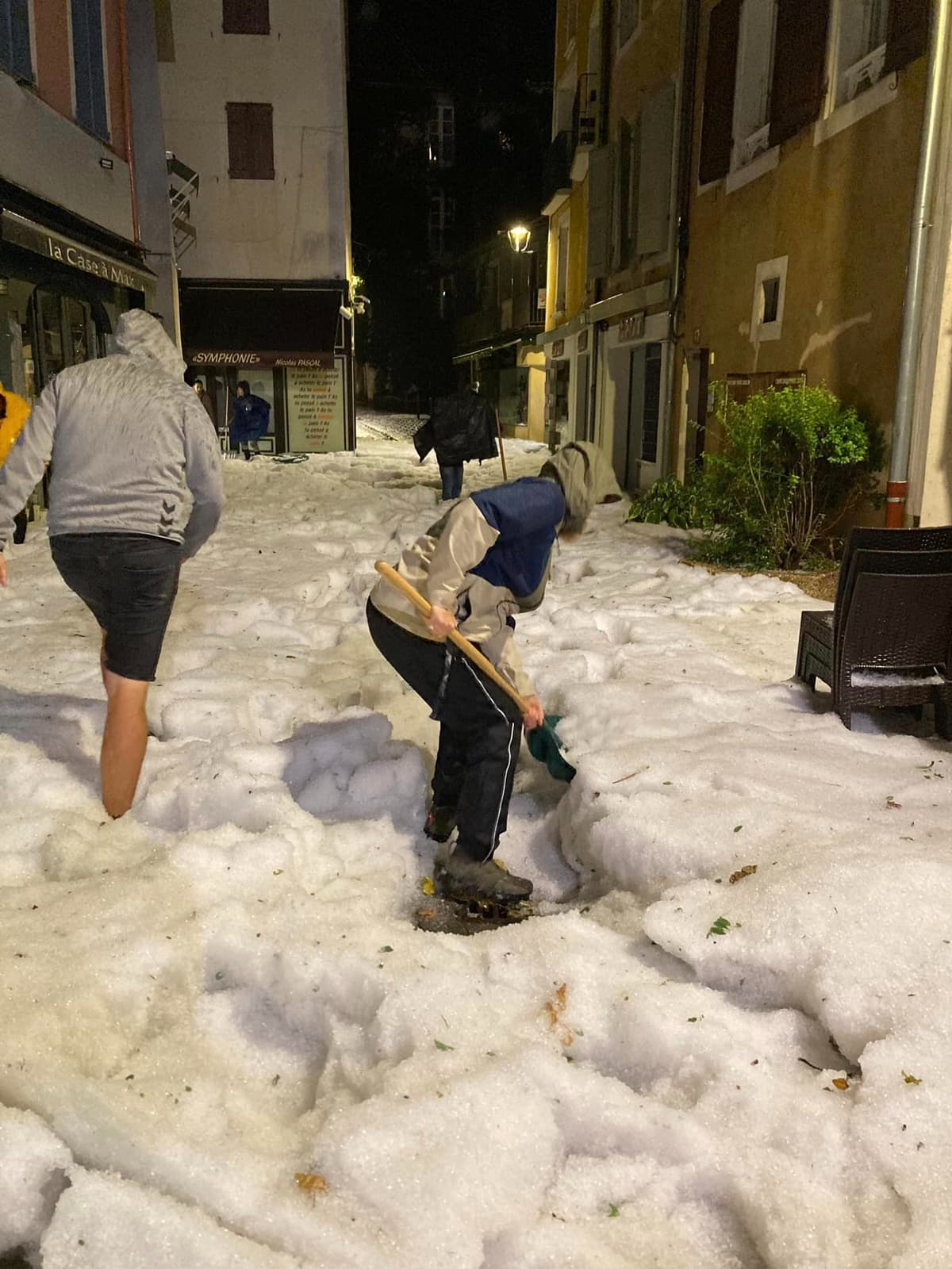 Jusqu à 15 cm au sol les images du violent orage de grêle qui s est