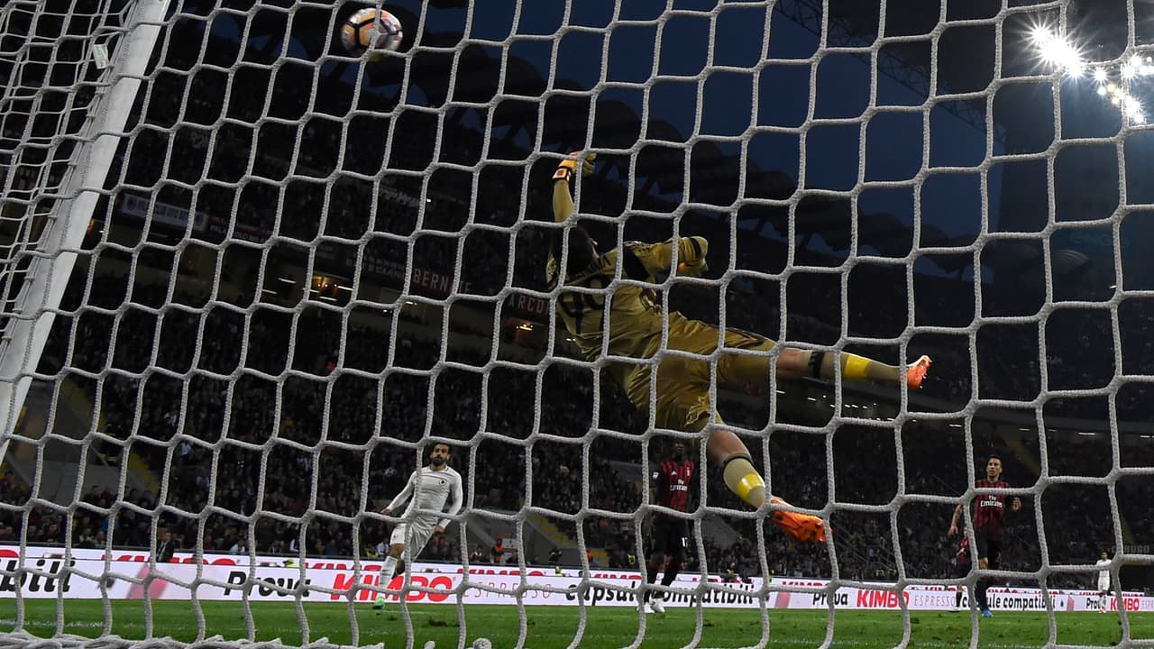 VIDEO Milan AC lénorme parade de Donnarumma contre lAS Roma