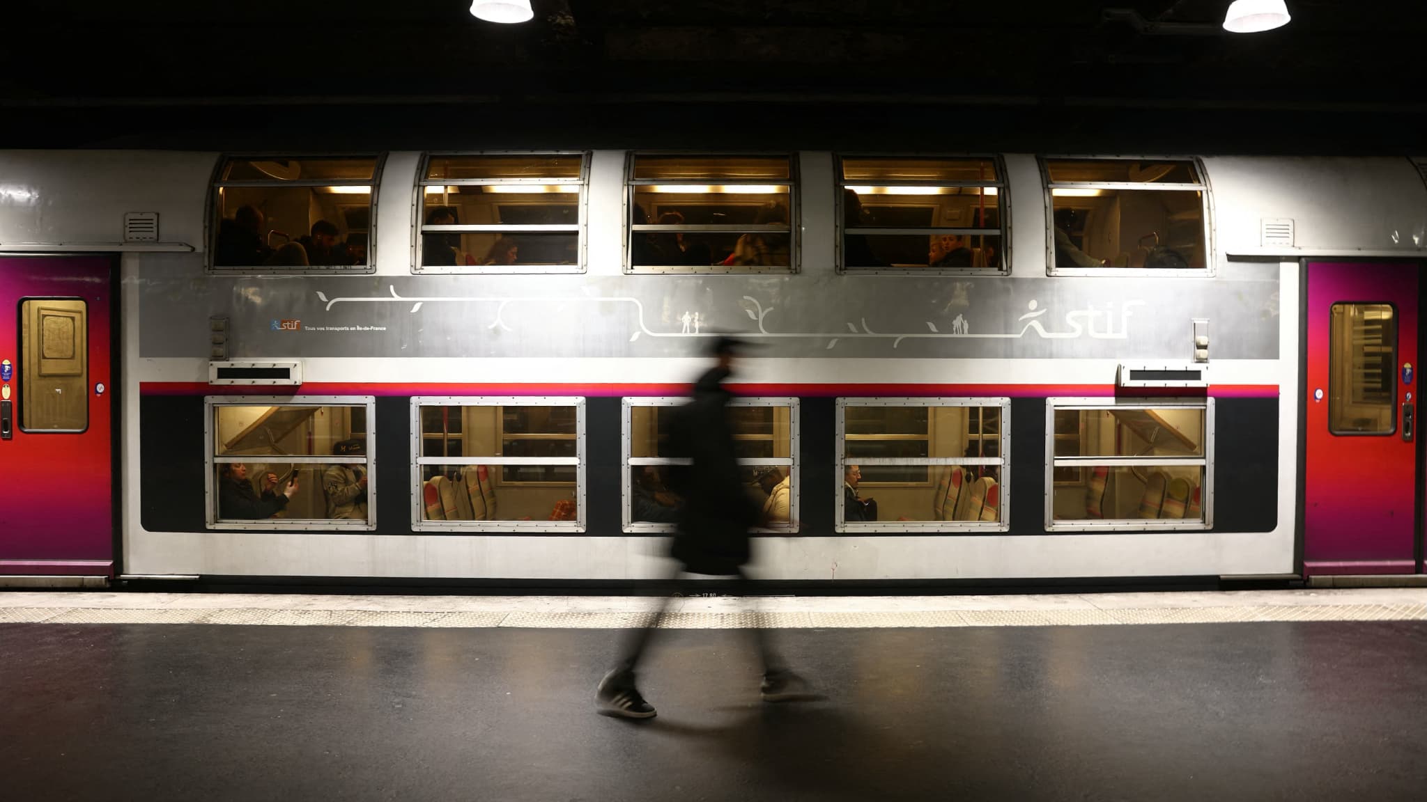 Essonne une femme meurt après avoir été percutée par un train du RER C