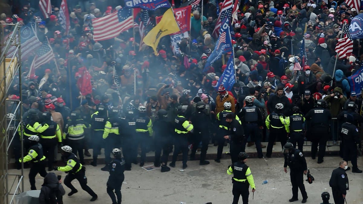 Invasion Du Capitole Par Des Militants Pro Trump R Cit D Une Soir E