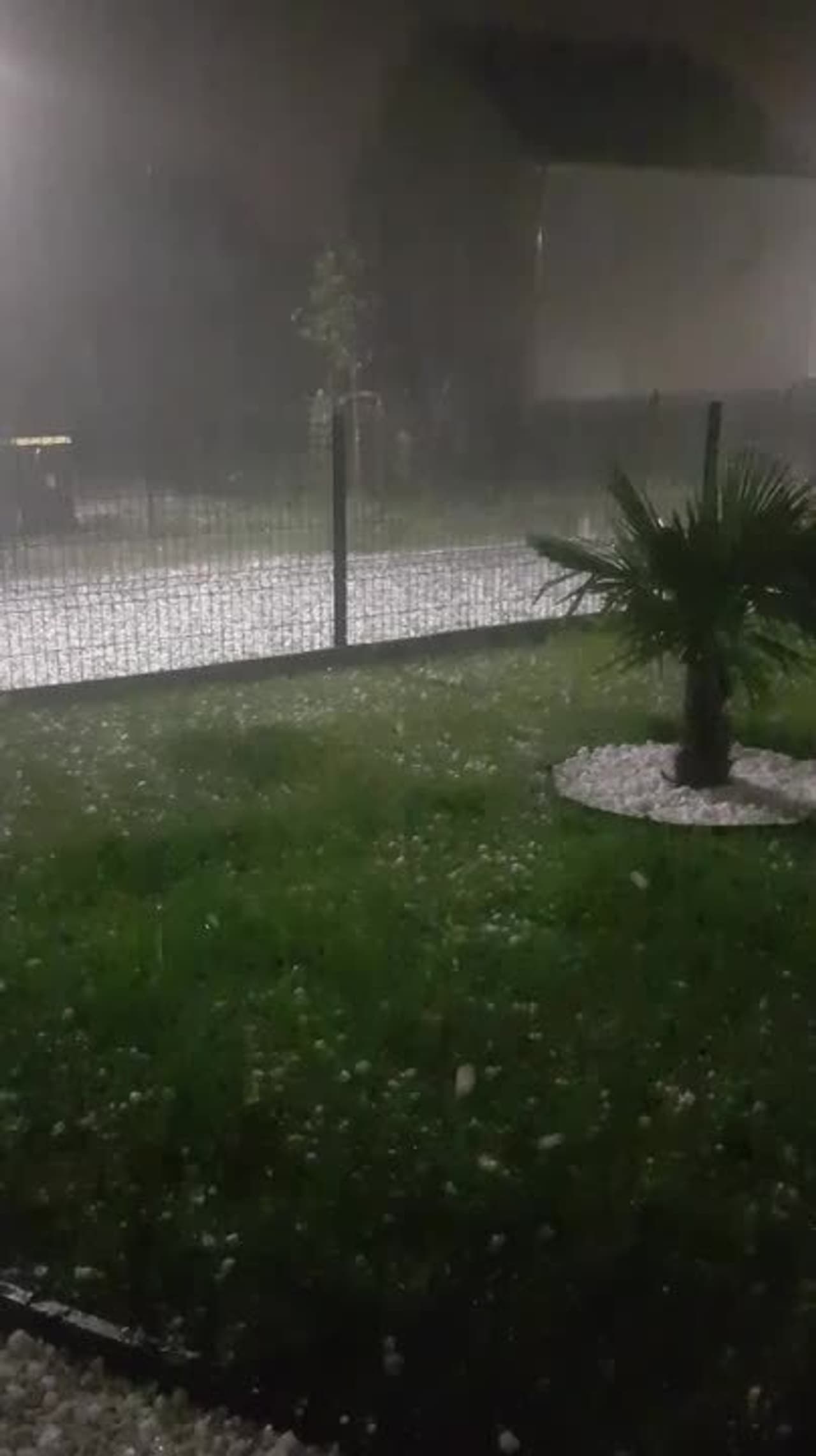 De gros grêlons tombent à Veneux les Sablons en Seine et Marne