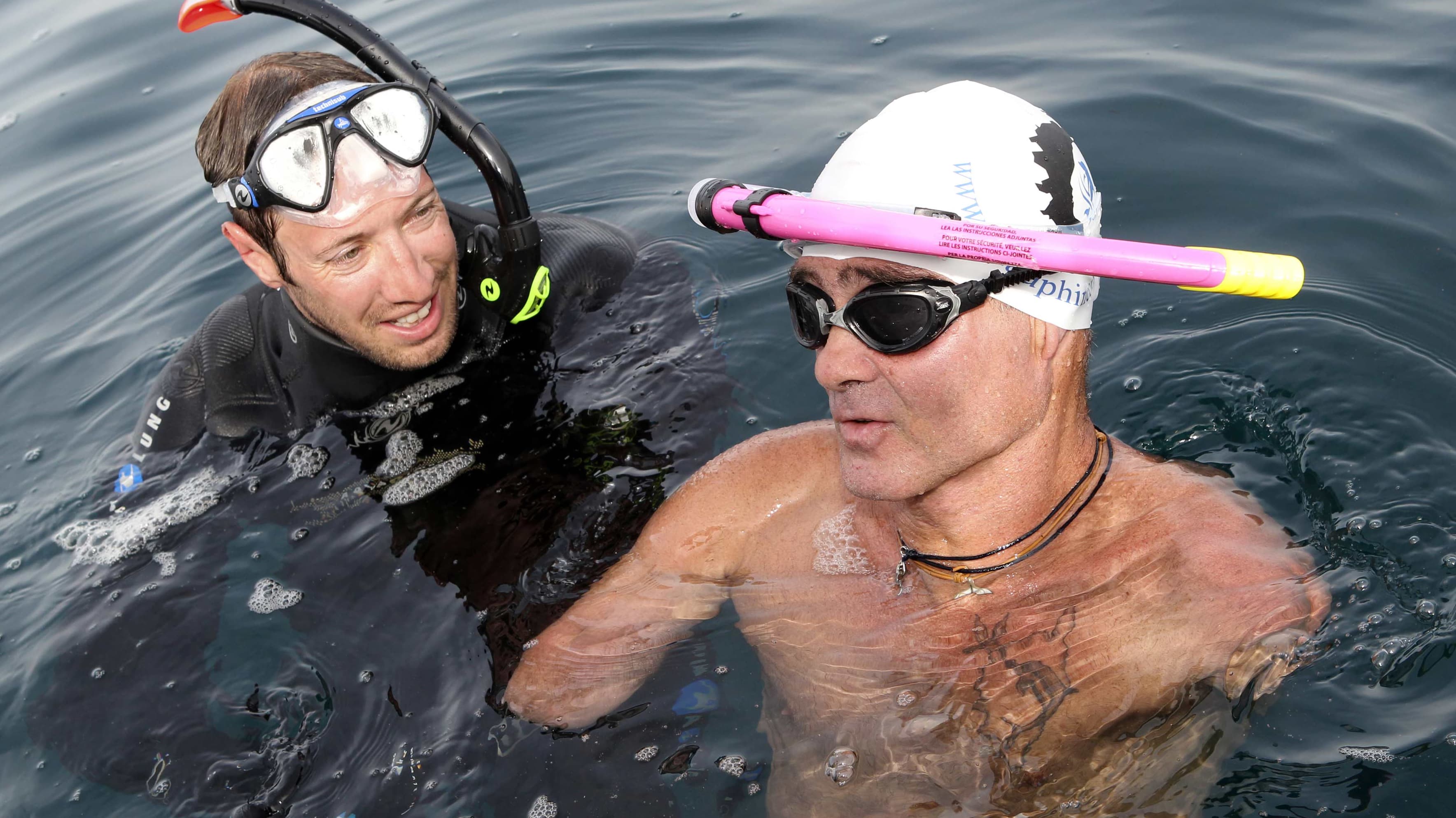 Amputé des deux bras Thierry Corbalan traverse le lac dAnnecy à la nage