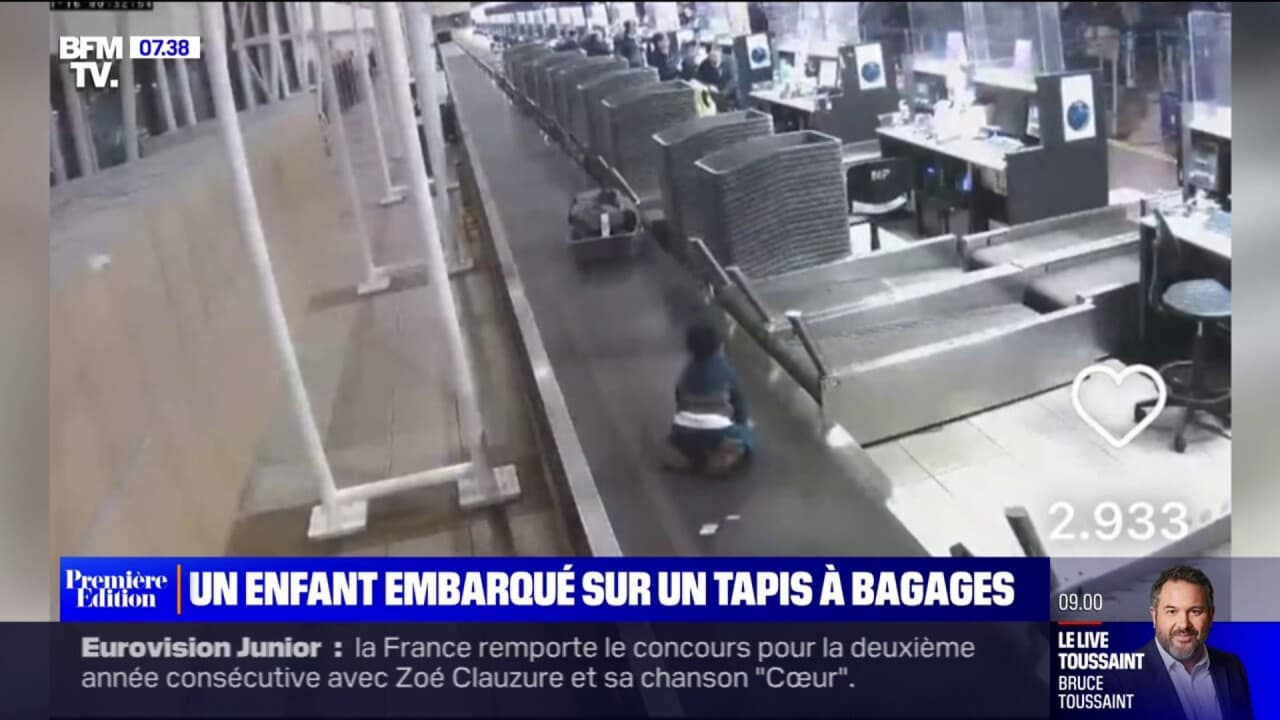 Un Enfant Se Fait Embarquer Par Le Tapis Bagages De L A Roport De