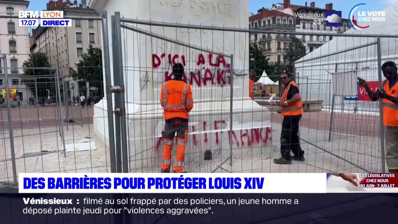 Lyon des barrières installées pour protéger la statue de Louis XIV des