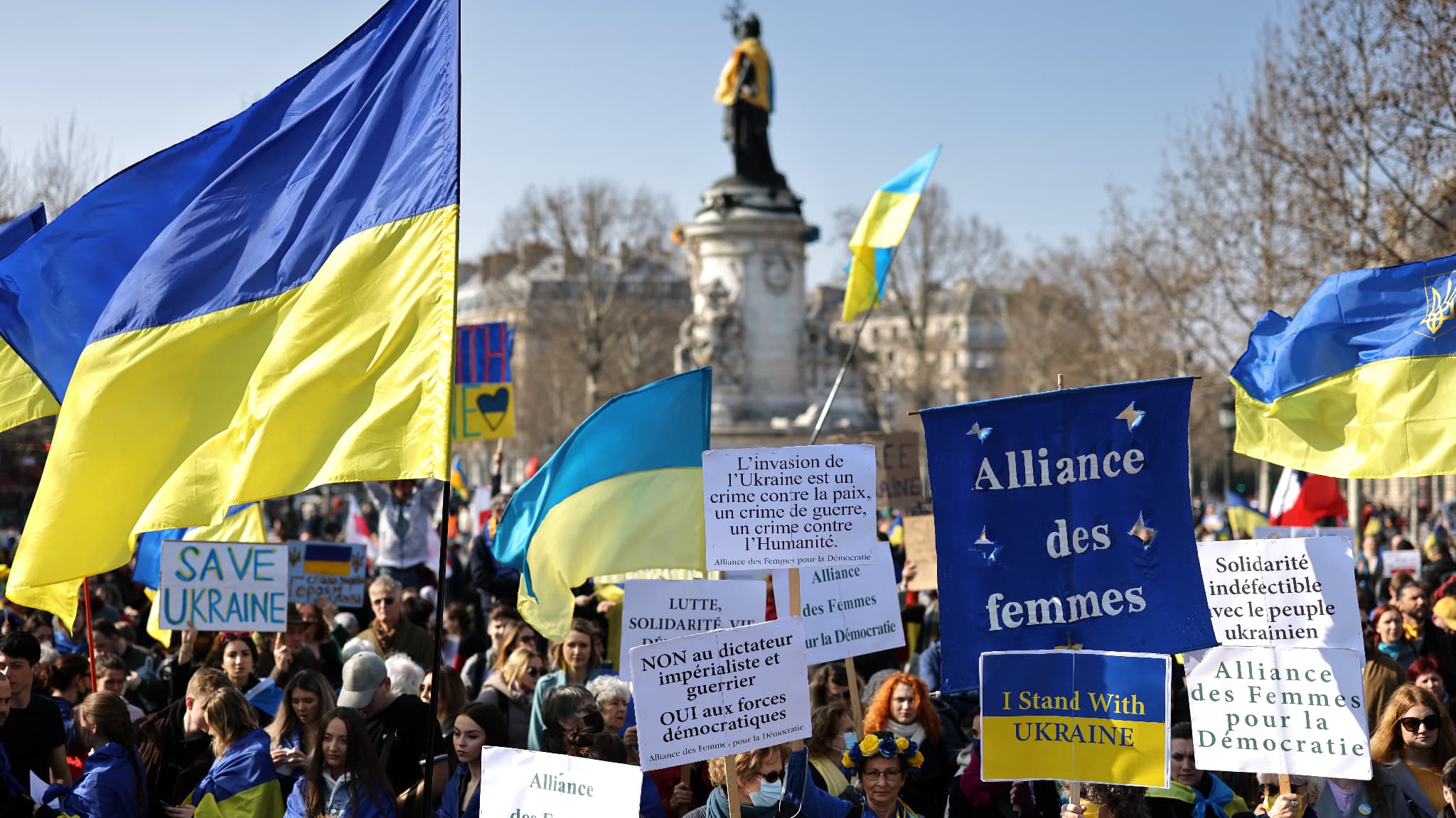 Paris Plusieurs Centaines De Personnes Rassembl Es En Soutien L Ukraine