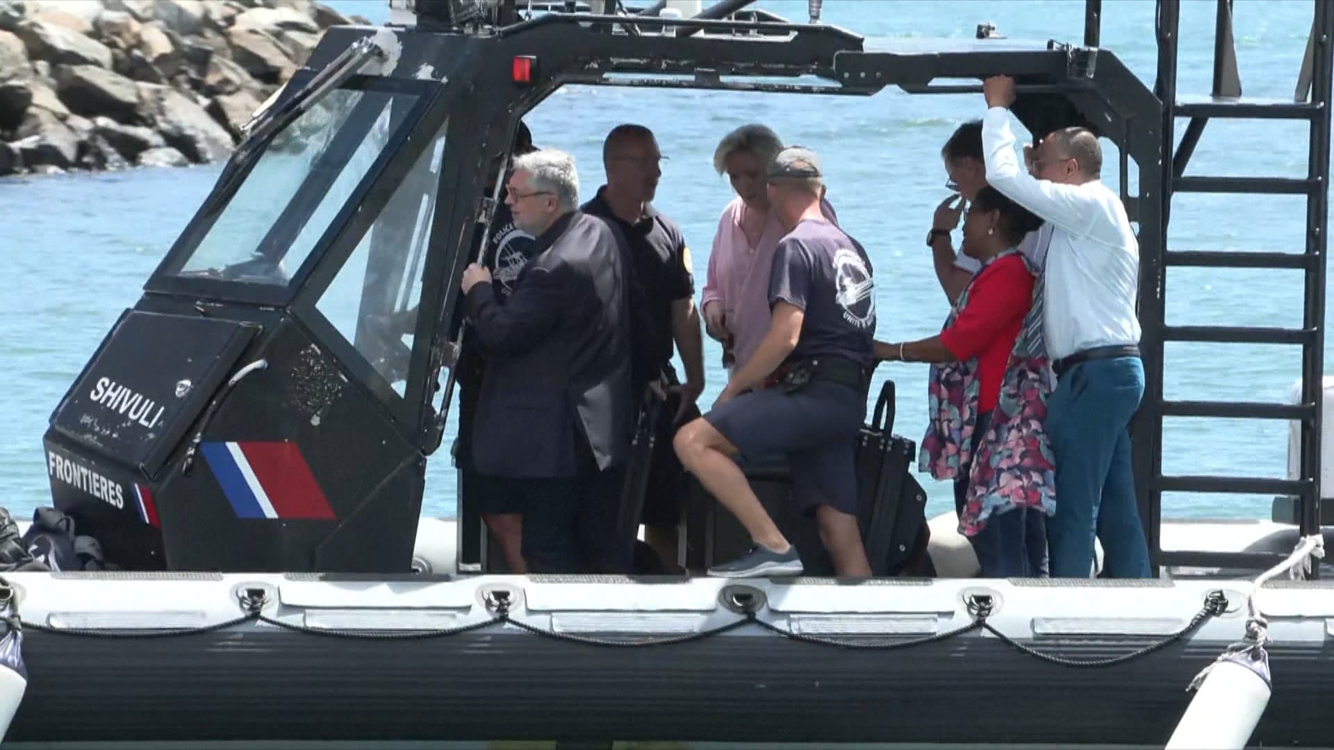 Mayotte une barge transportant Marine Le Pen accidentée une collision