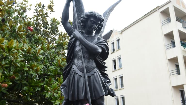 Aux Sables D Olonne La Statue De Saint Michel D Plac E De Quelques