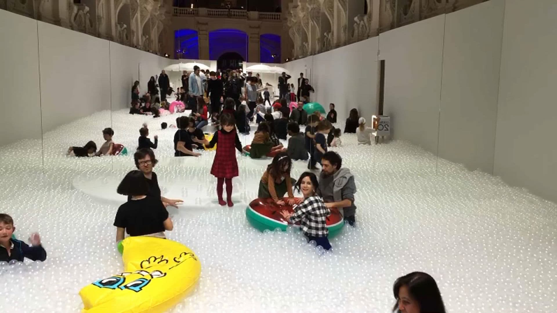 Une immense piscine à balles installée à Paris