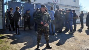 Des soldats ukrainiens devant une base militaire criméenne, à Bakhchisaray, le 3 mars 2014.