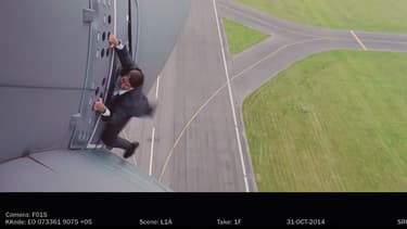 Tom Cruise réalisant une des cascades dans le prochain "Mission: Impossible", en salles le 12 août prochain.