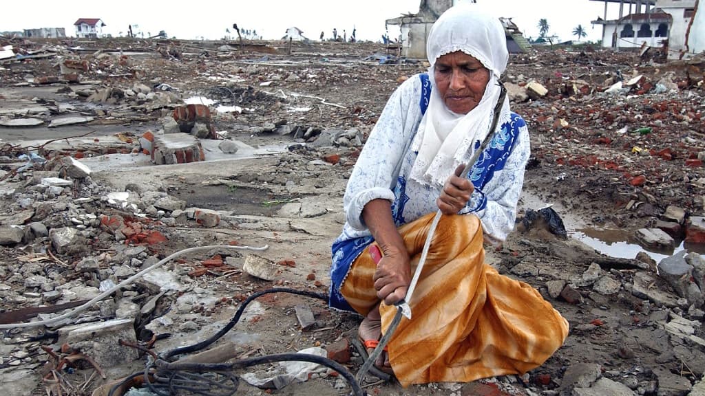 Une femme dans les décombres après le passage du Tsunami de 2004 à Banda Aceh, Indonésie