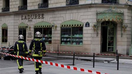 Un incendie apparemment d'origine accidentelle a endommagé jeudi matin le magasin Ladurée de l'avenue des Champs-Elysées. Deux personnes ont été blessées sans gravité. /Photo prise le 27 octobre 2011/REUTERS/John Schults