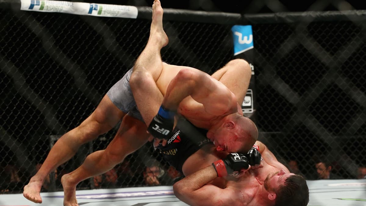 Georges St-Pierre (à gauche) lors de son dernier combat à l'UFC contre Michael Bisping en novembre 2017 pour le titre des moyens Georges St-Pierre (à gauche) lors de son dernier combat à l'UFC contre Michael Bisping en novembre 2017 pour le titre des moyens