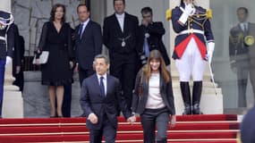 Nicolas Sarkozy et sa femme Carla Bruni sur le perron de l'Elysée, au moment de la passation de pouvoir en 2012.