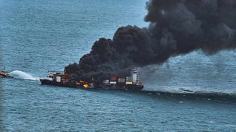 Le porte-conteneurs en feu au large du Sri-Lanka