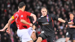 Karim Benzema face à Rio Ferdinand lors du match OL-Manchester United en 2008