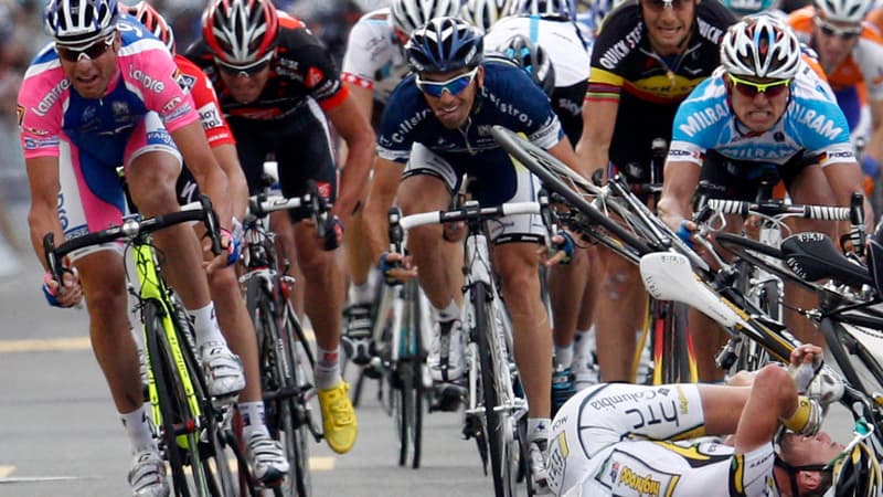Alessandro Petacchi (g) échappera à la chute massive des coureurs du peloton