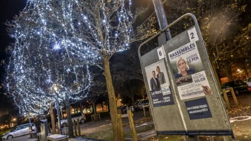 Panneaux électoraux avec les affiches pour le second tour le 10 décembre 2015 à Lille