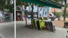 Un bar situé sur la place Mazagran.