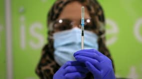 Une infirmière prépare une dose de vaccin contre le Covid-19 dans un centre de vaccination ouvert à Bradford, au Royaume-Uni, le 23 décembre 2021