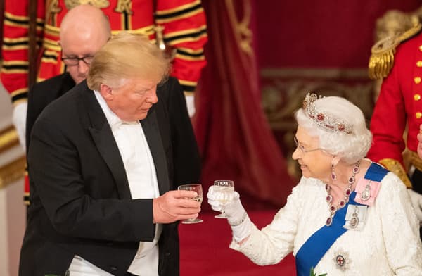 Donald Trump a fait l'éloge de la reine lundi. Donald Trump a fait l'éloge de la reine lundi.