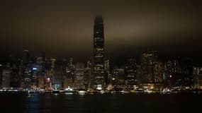 Le Victoria Harbour de Hong Kong dans la pénombre à l'occasion de l'opération mondiale Earth Hour, le 30 mars 2019