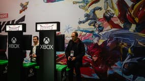 Des visiteurs jouent au jeu vidéo "Rivals" lors de la soirée de préouverture du salon "Paris Games Week" à Paris, le 22 octobre 2024