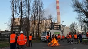 Les agents de collecte des déchets se sont mobilisés devant l'usine d'incinération pour demander le retrait de la réforme.
