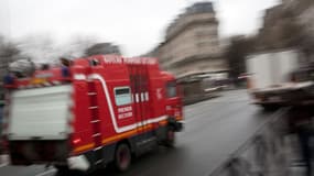 Photo d'un camion de pompiers dans les rues de Paris (image d'illustration)