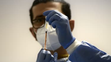 Un infirmier italien procède à une injection d'un vaccin contre le Covid-19, le 8 janvier 2021 à Rome