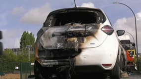 Une voiture incendiée devant le service pénitentiaire d'insertion et de probation de Caen (Calvados) dans la nuit du lundi 21 au vendredi 22 avril 2025.