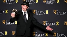 Le réalisateur Jacques Audiard pose avec le prix du meilleur film en langue anglaise pour "Emilia Pere" lors de la cérémonie des BAFTA à Londres, le 16 février 2025.