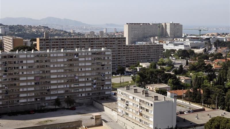 Les quartiers Nord de Marseille. Le "plan Marshall" promis par Nicolas Sarkozy pour les banlieues françaises n'est plus à l'ordre du jour, crise économique oblige, explique dans une interview à Reuters le ministre de la Ville, Maurice Leroy. /Photo d'arch