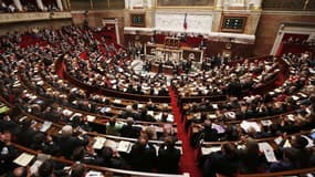 A l'Assemblée nationale. La majorité socialiste envisage plusieurs pistes pour tenter de sortir du blocage sur la réforme constitutionnelle souhaitée par le gouvernement français, qui évoque notamment l'octroi du droit de vote aux étrangers, quitte à en r