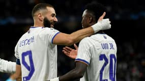 La joie de l'attaquant français du Real Madrid, Karim Benzema, auteur d'un doublé face au Shakhtar Donetsk, et félicité par l'attaquant brésilien Vinicius Jr, lors de la 4e journée de la Ligue des Champions, le 3 novembre 2021 au Stade Santiago Bernabeu