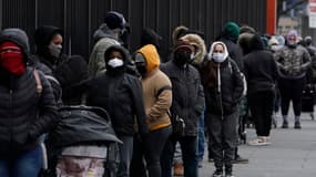 Des personnes font la queue pour un test de dépistage du Covid-19 au Lincoln Medical Center dans le Bronx, le 3 janvier 2022, à New York.
