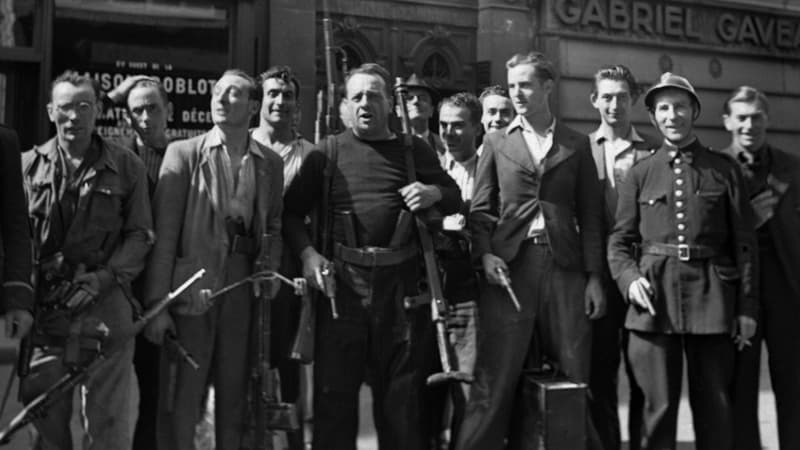 Des Résistants posent fièrement dans une rue de Paris libéré, le 25 août 1944