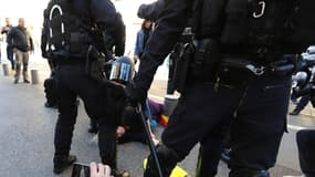 Lors de la dispersion place Garibaldi, une dame de 75 ans est tombée. Transportée à l’hôpital par précaution elle n'a pas de blessures  graves .