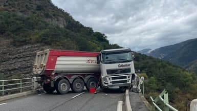 Un camion s'est retrouvé en portefeuille après avoir percuté une barrière à hauteur de La Bréole (Alpes-de-Haute-Provence), dans l'après-midi de ce lundi 7 octobre.