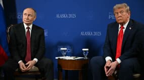 Le président américain Donald Trump et le président russe Vladimir Poutine se rencontrent lors d'un sommet américano-russe sur l'Ukraine à la base commune Elmendorf-Richardson à Anchorage, en Alaska, le 15 août 2025.