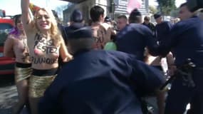 Sept militantes Femen se sont rassemblées porte de la Villette avant d'être évacuées par les forces de l'ordre. 