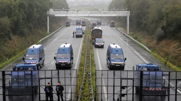 Les manifestants avaient essayé à plusieurs reprises de démonter ce portique, protégé par la police.