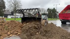 Des agriculteurs ont déversé de la terre devant la préfecture d’Ille-et-Vilaine à Rennes