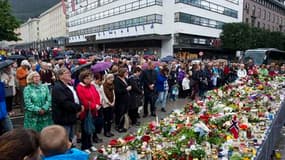 Des milliers de Norvégiens ont respecté une minute de silence lundi à la mi-journée, ici à Bergen, à la mémoire des victimes de l'attentat à la bombe d'Oslo et de la tuerie dans l'île d'Utoya qui ont fait plus de 90 morts vendredi. /Photo prise le 25 juil